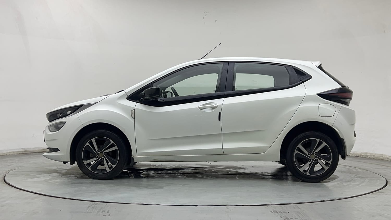 Used 2020 Tata Altroz XZ Petrol Petrol Manual exterior LEFT SIDE VIEW