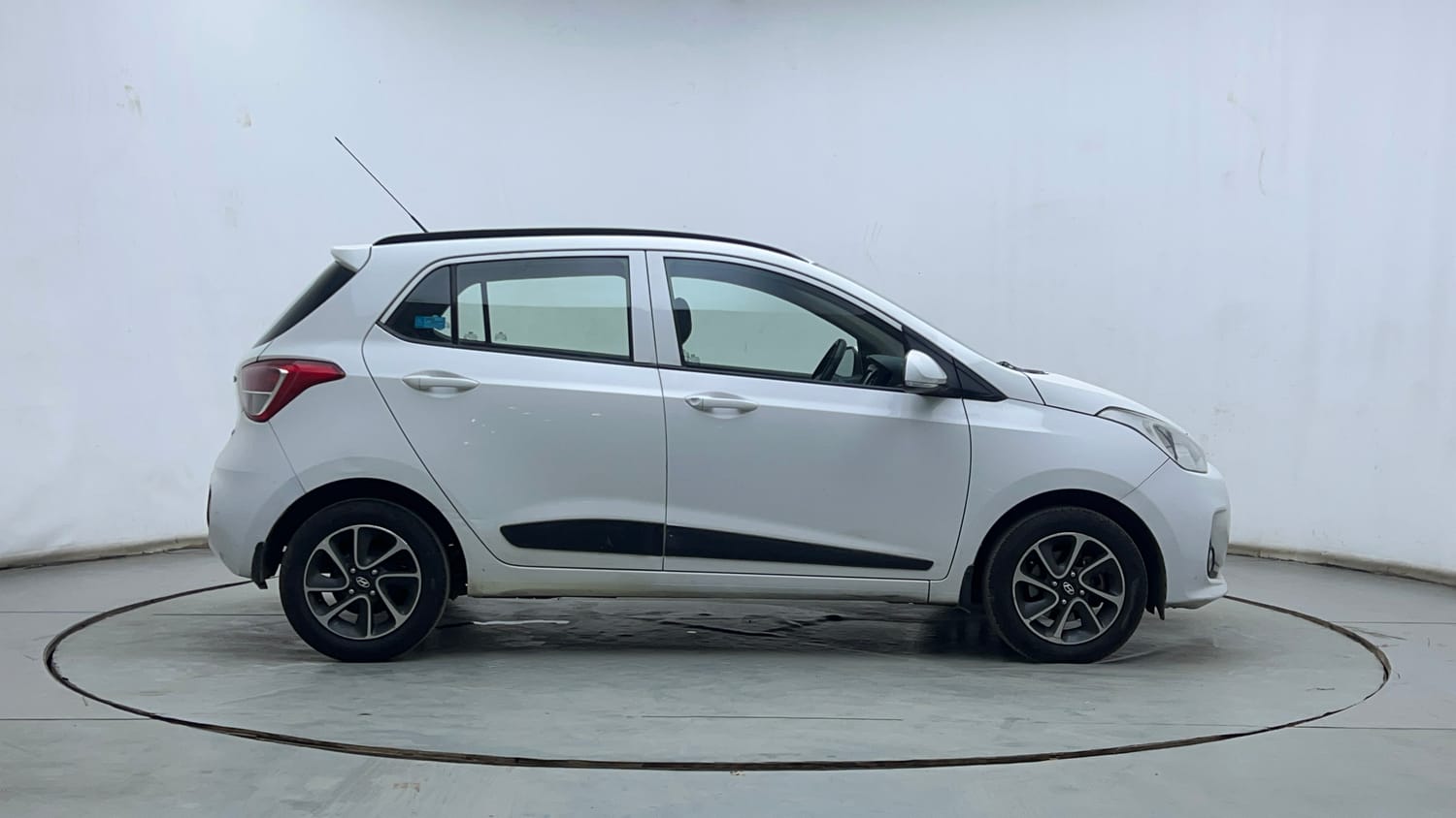 Used 2017 Hyundai Grand i10 Sportz (O) AT 1.2 Kappa VTVT Petrol Automatic exterior RIGHT SIDE VIEW