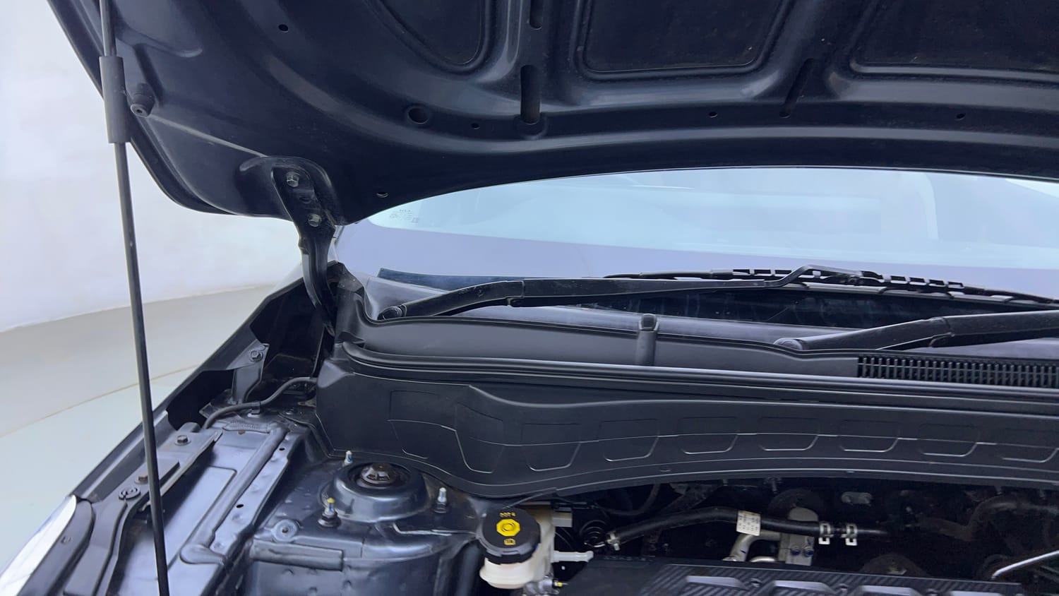 Used 2022 kia Seltos HTX 1.5 IVT Petrol Automatic engine ENGINE RIGHT SIDE HINGE & APRON VIEW