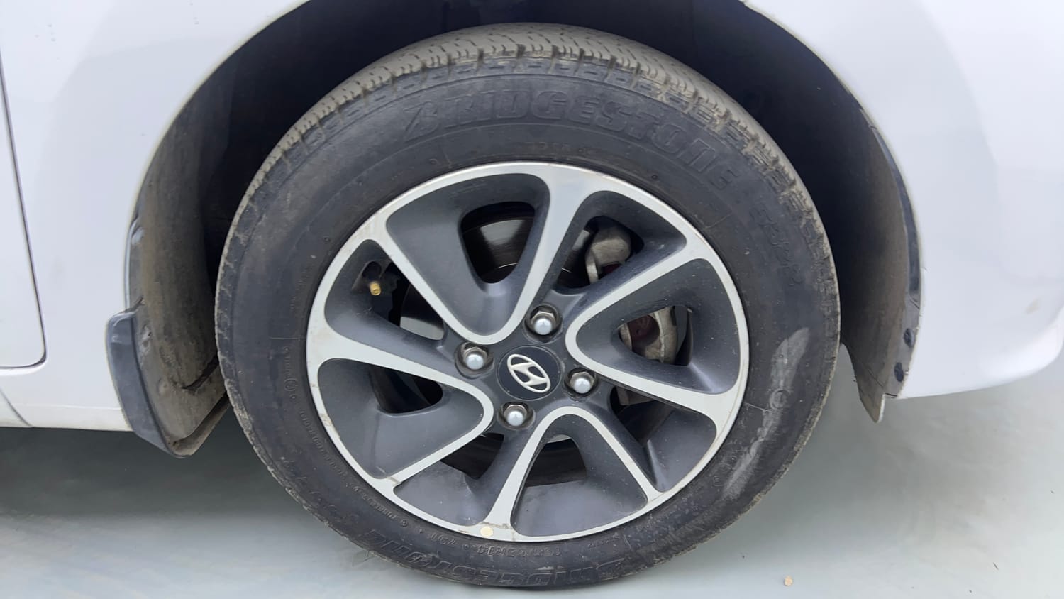 Used 2017 Hyundai Grand i10 Sportz (O) AT 1.2 Kappa VTVT Petrol Automatic tyres RIGHT FRONT TYRE RIM VIEW