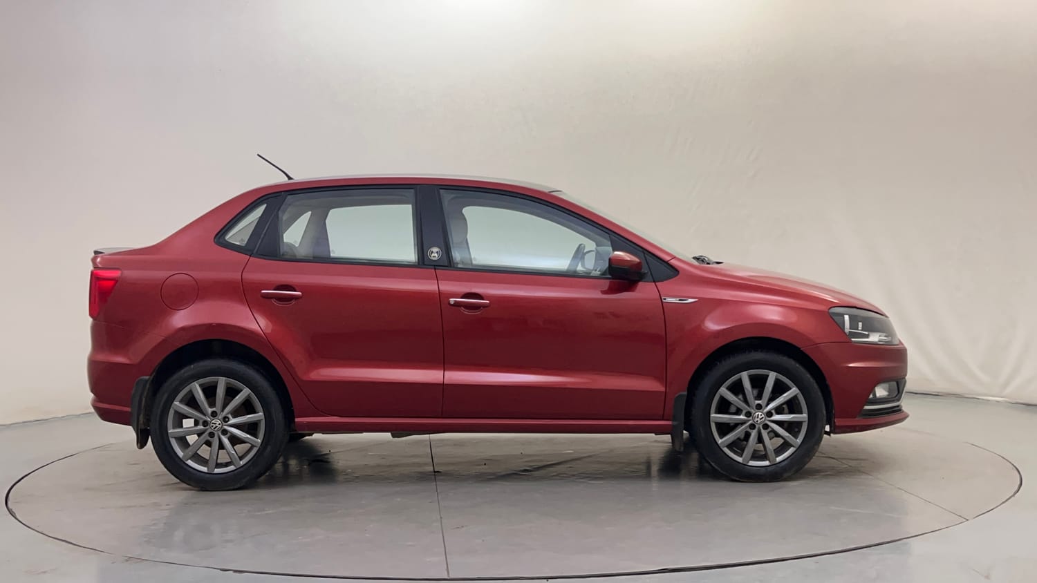 Used 2019 Volkswagen Ameo Highline Plus 1.0L (P) 16 Alloy Petrol Manual exterior RIGHT SIDE VIEW