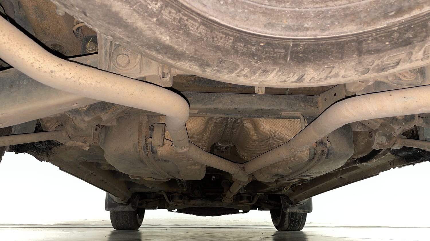 Used 2015 Mahindra XUV500 W6 Diesel Manual extra REAR UNDERBODY VIEW (TAKEN FROM REAR)
