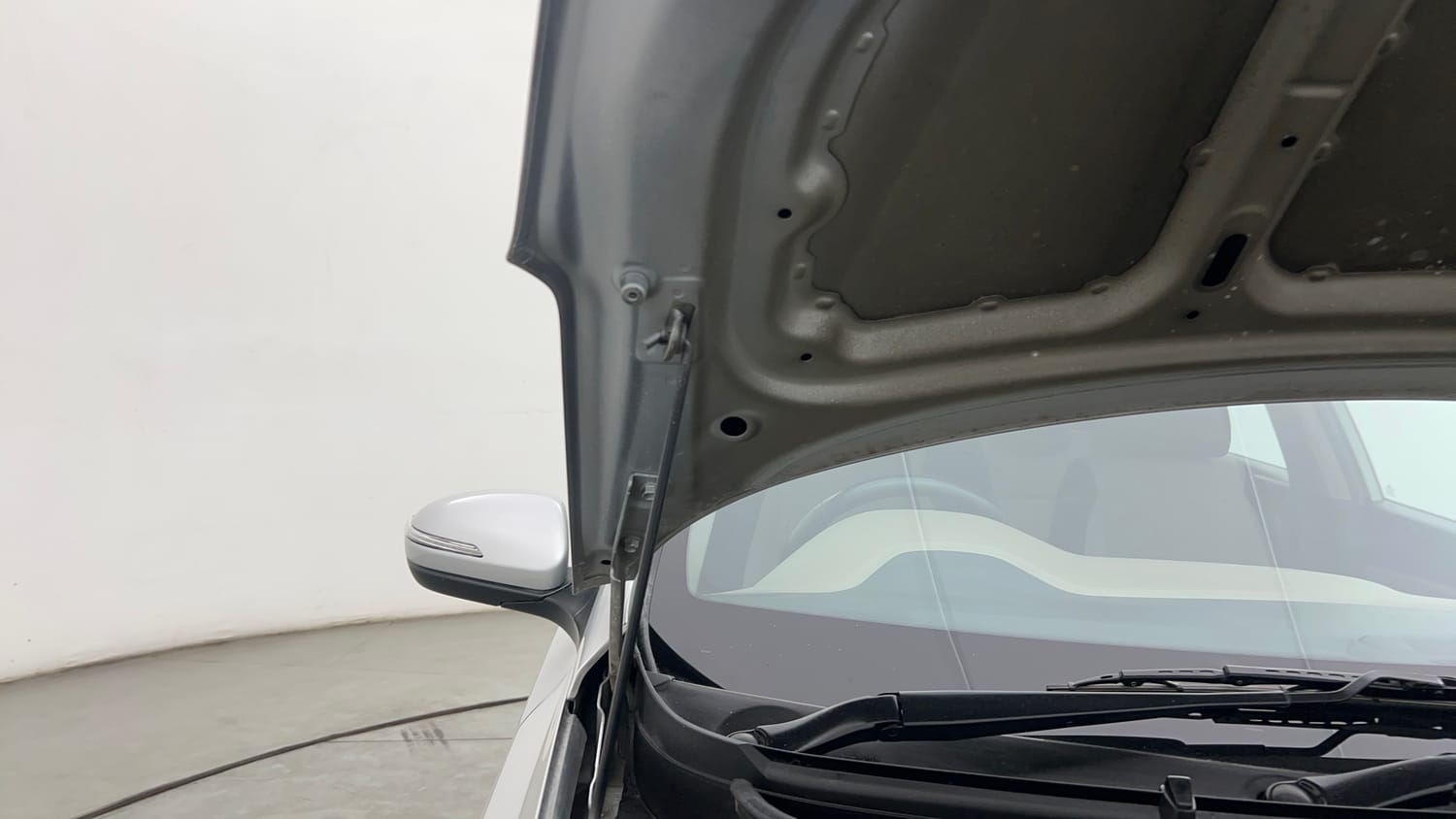 Used 2018 Hyundai Elite i20 Asta 1.2 (O) Petrol Manual engine ENGINE RIGHT SIDE HINGE & APRON VIEW