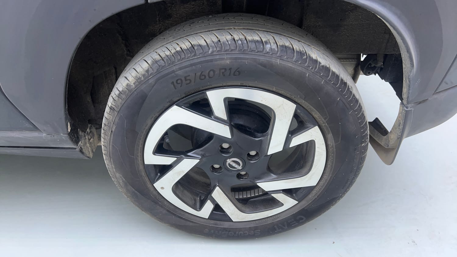 Used 2023 Nissan Magnite XV Premium Turbo Petrol Manual tyres LEFT REAR TYRE RIM VIEW