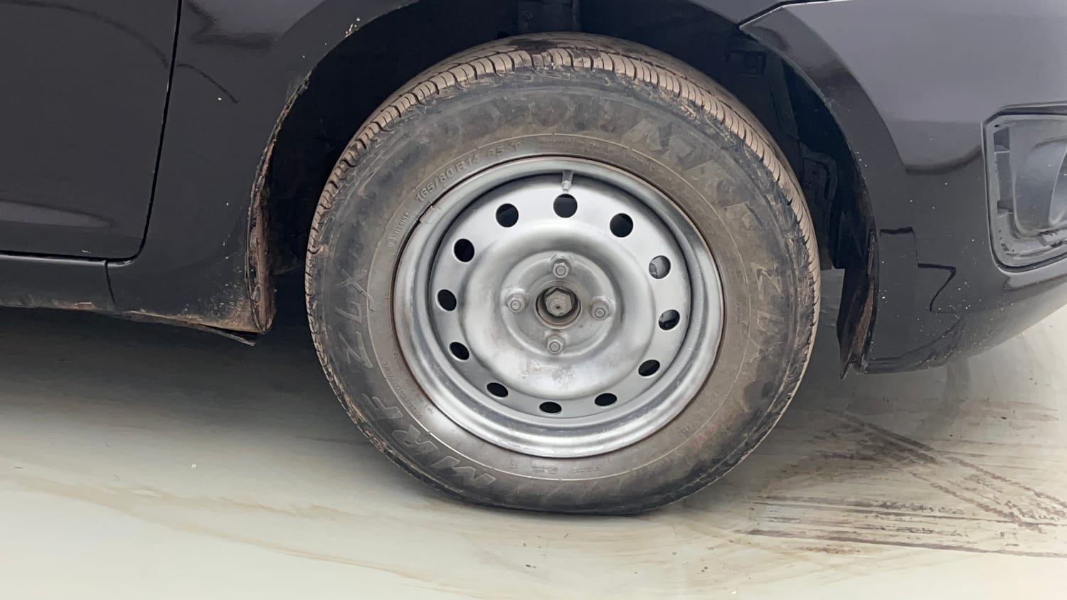 Used 2016 Maruti Suzuki Swift VXi Petrol Manual tyres RIGHT FRONT TYRE RIM VIEW