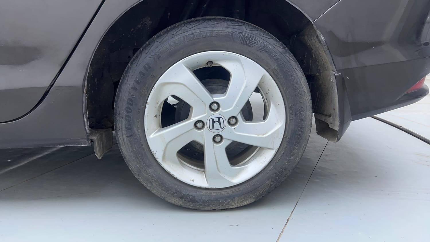 Used 2016 Honda City VX CVT Petrol Automatic tyres LEFT REAR TYRE RIM VIEW
