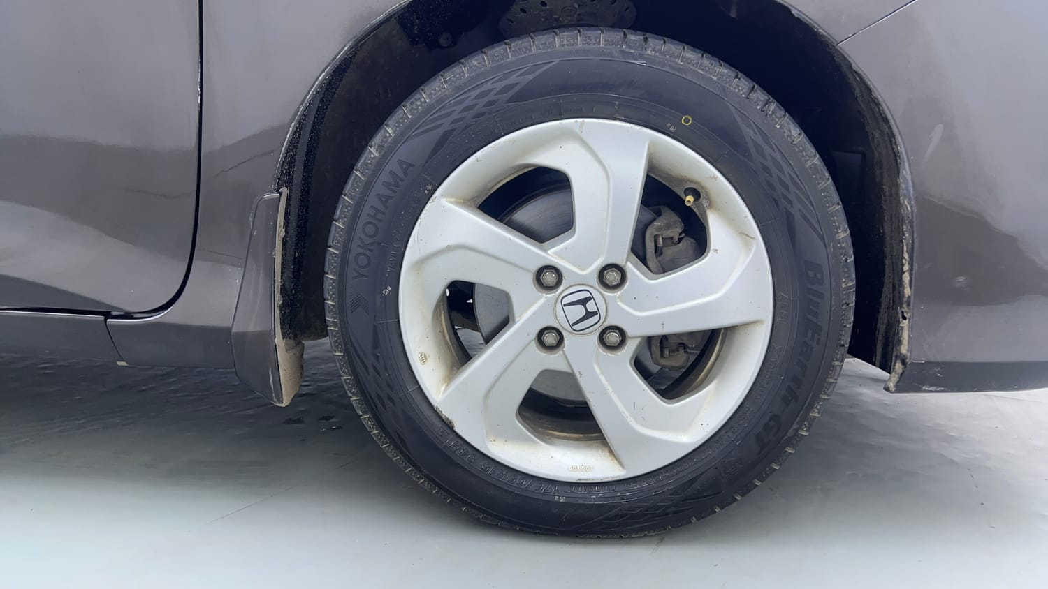 Used 2016 Honda City VX CVT Petrol Automatic tyres RIGHT FRONT TYRE RIM VIEW