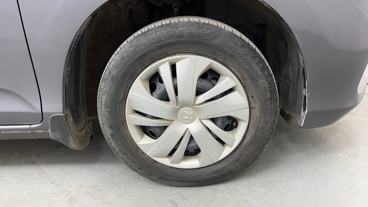 Used 2018 Honda Amaze 1.2 S CVT Petrol Petrol Automatic tyres RIGHT FRONT TYRE RIM VIEW