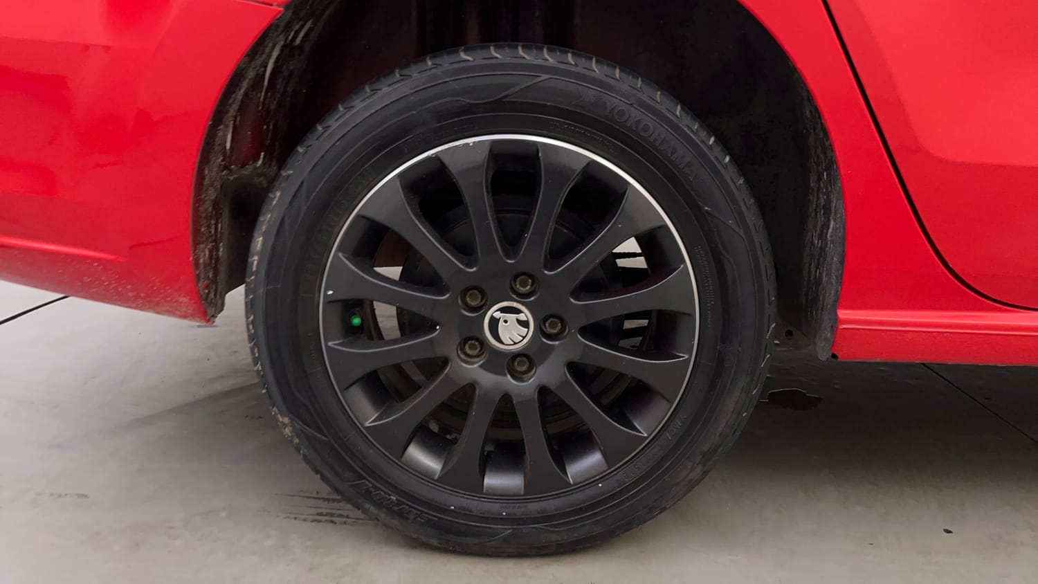 Used 2015 Skoda Rapid 1.6 MPI Elegance Plus Petrol Manual tyres RIGHT REAR TYRE RIM VIEW
