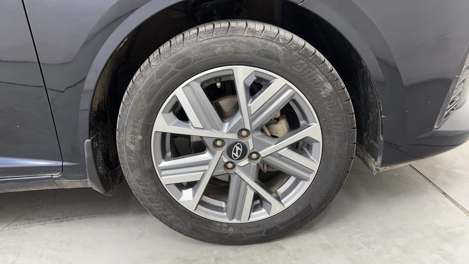 Used 2023 Hyundai Verna SX (O) 1.5 Petrol IVT Petrol Automatic tyres RIGHT FRONT TYRE RIM VIEW