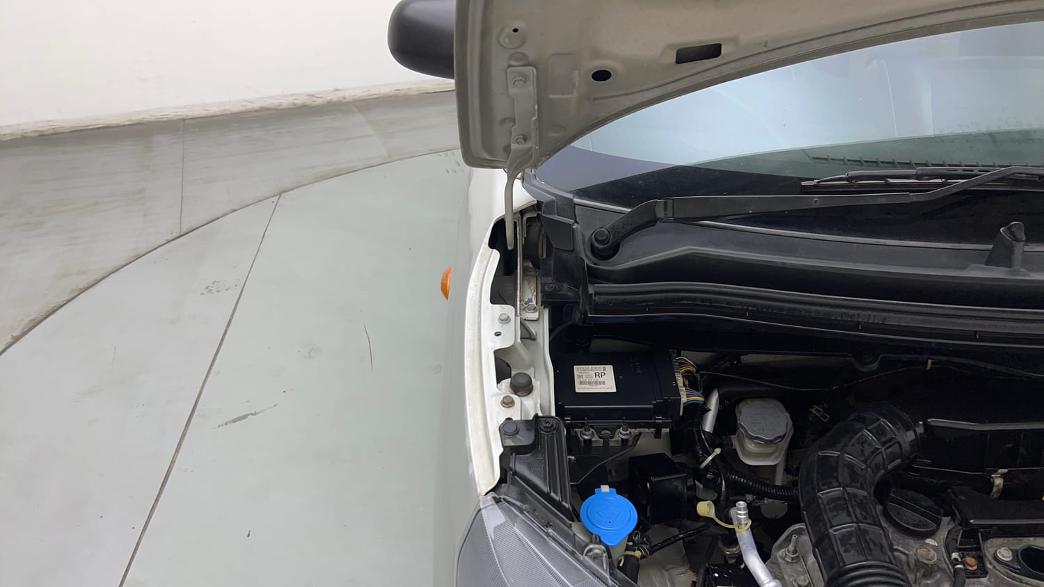 Used 2020 Maruti Suzuki Wagon R LXi 1.0 CNG Cng Manual engine ENGINE RIGHT SIDE HINGE & APRON VIEW
