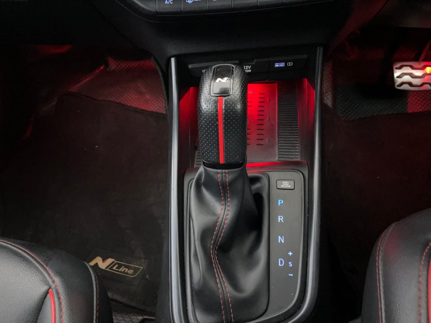 Used 2022 Hyundai i20 N Line N8 1.0 Turbo DCT Dual Tone Petrol Automatic interior GEAR  KNOB VIEW