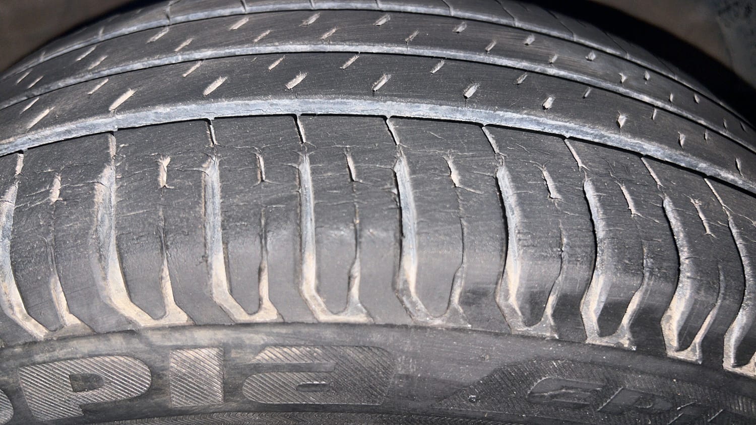 Used 2018 Maruti Suzuki Dzire ZXi Petrol Manual tyres RIGHT FRONT TYRE TREAD VIEW