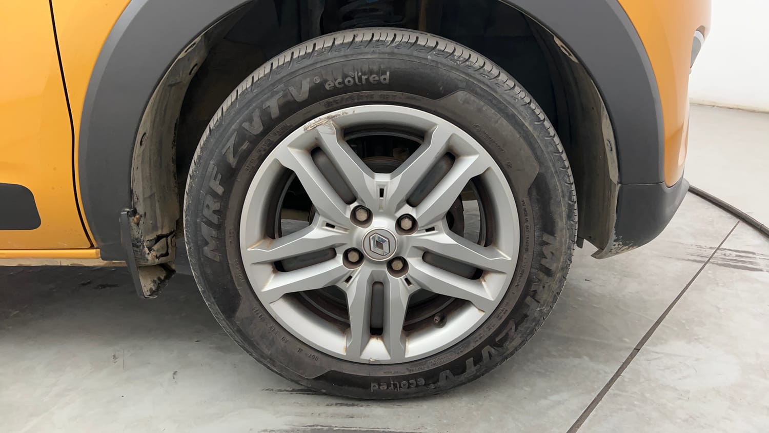 Used 2022 Renault Triber RXZ EASY-R AMT Dual Tone Petrol Automatic tyres RIGHT FRONT TYRE RIM VIEW