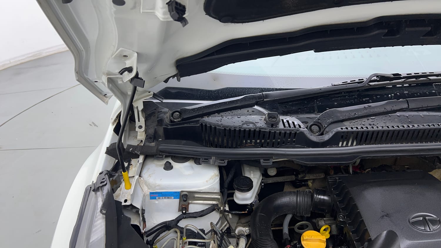 Used 2023 Tata Nexon XM S Petrol + CNG(Outside Fitted) Cng Manual engine ENGINE RIGHT SIDE HINGE & APRON VIEW