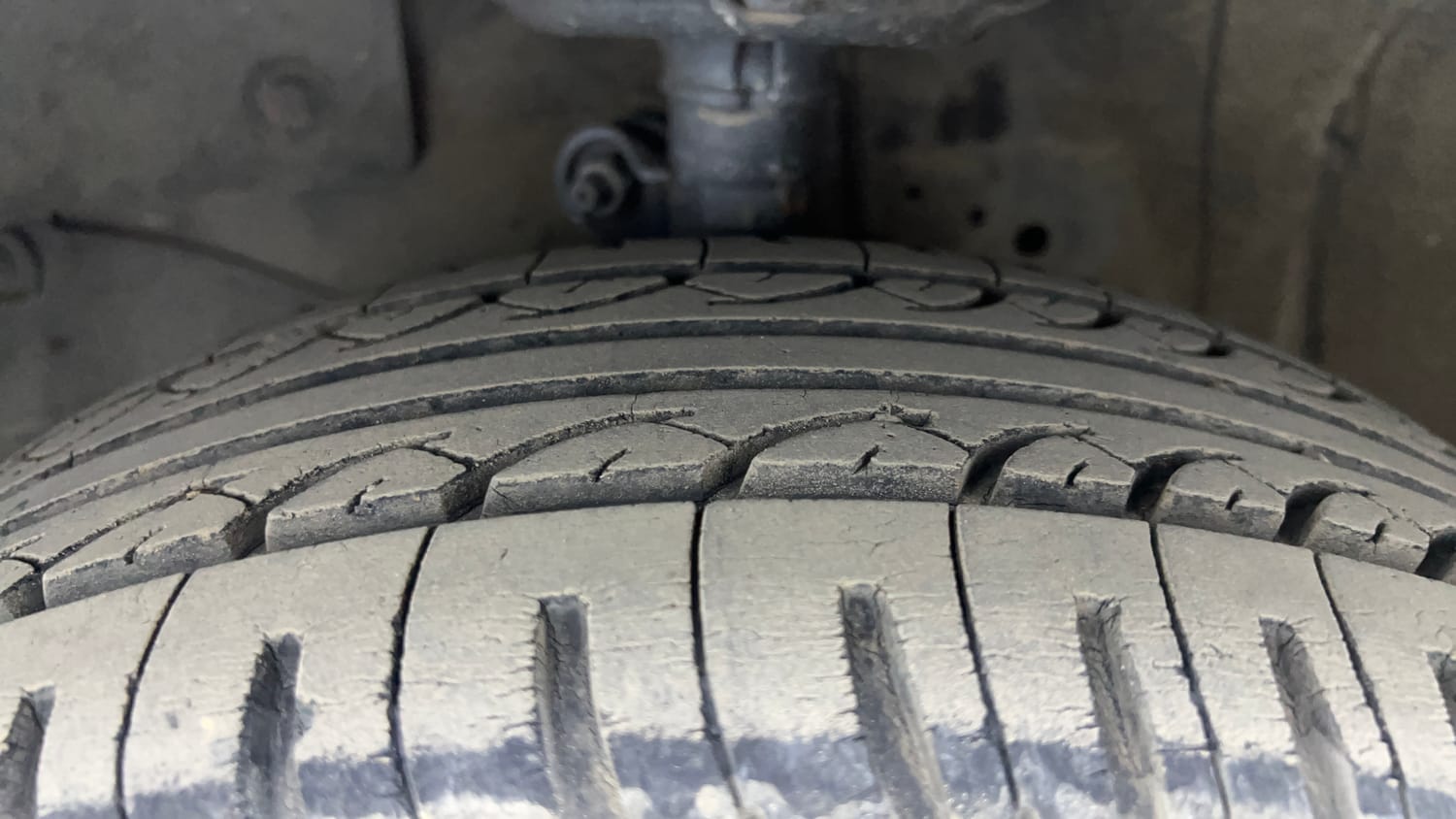 Used 2013 Honda Brio S MT Petrol Manual tyres LEFT FRONT TYRE TREAD VIEW