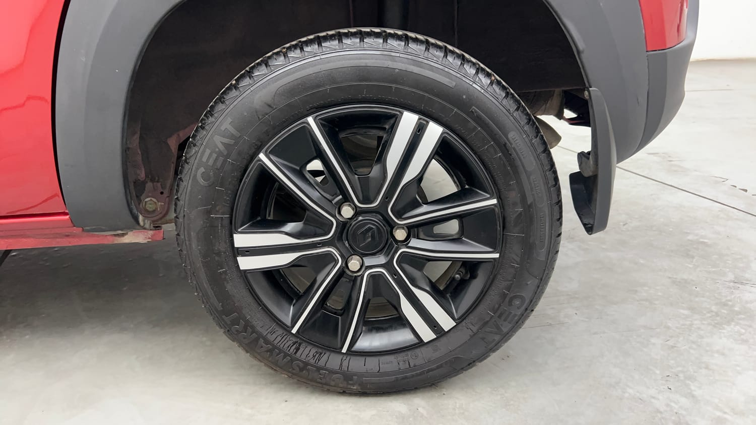 Used 2024 Renault Kwid CLIMBER 1.0 AMT Petrol Automatic tyres LEFT REAR TYRE RIM VIEW
