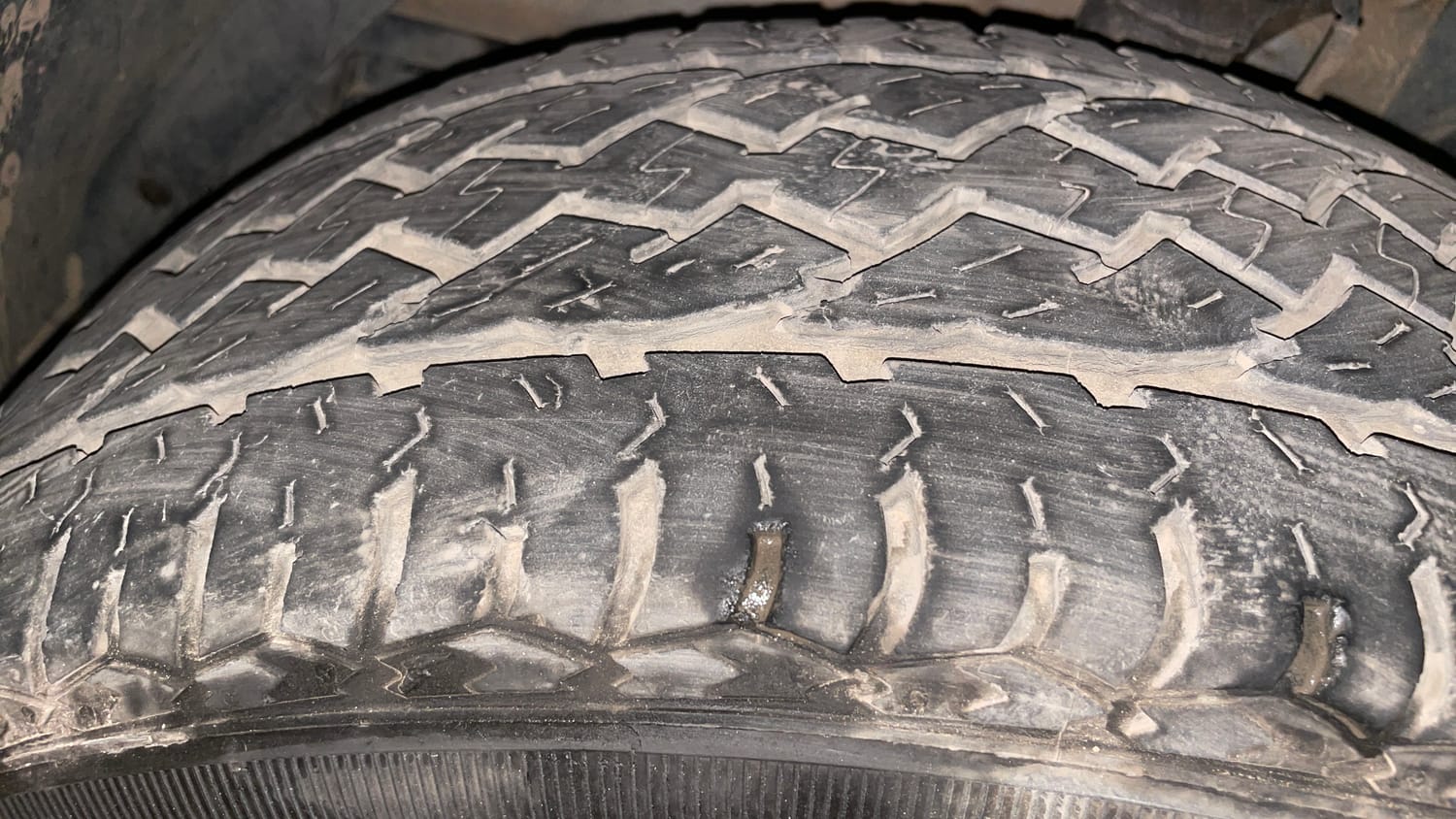 Used 2015 Mahindra XUV500 W6 Diesel Manual tyres LEFT FRONT TYRE TREAD VIEW