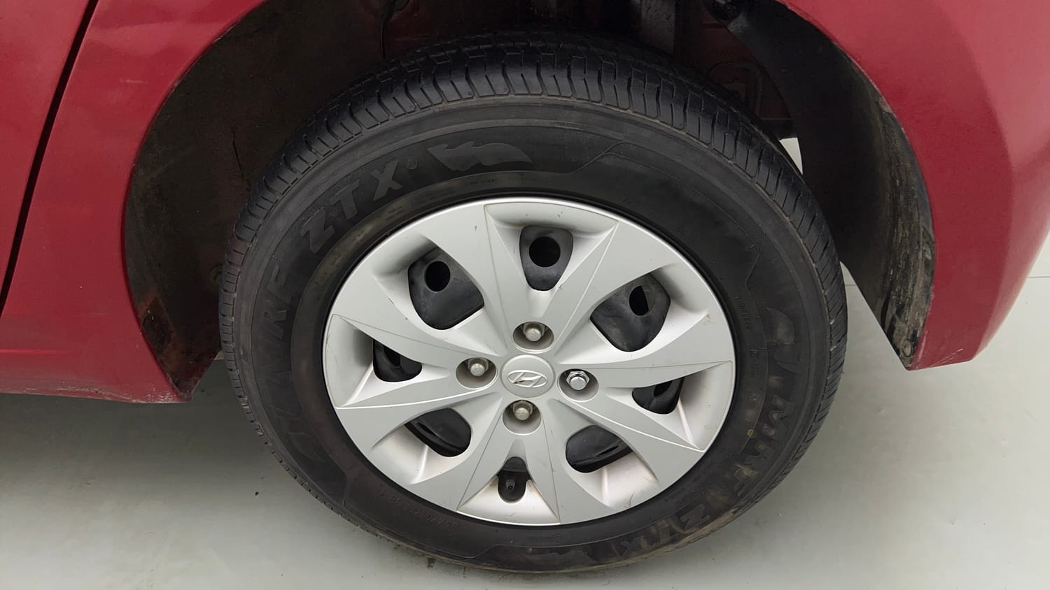 Used 2015 Hyundai Elite i20 Sportz 1.2 Petrol Manual tyres LEFT REAR TYRE RIM VIEW