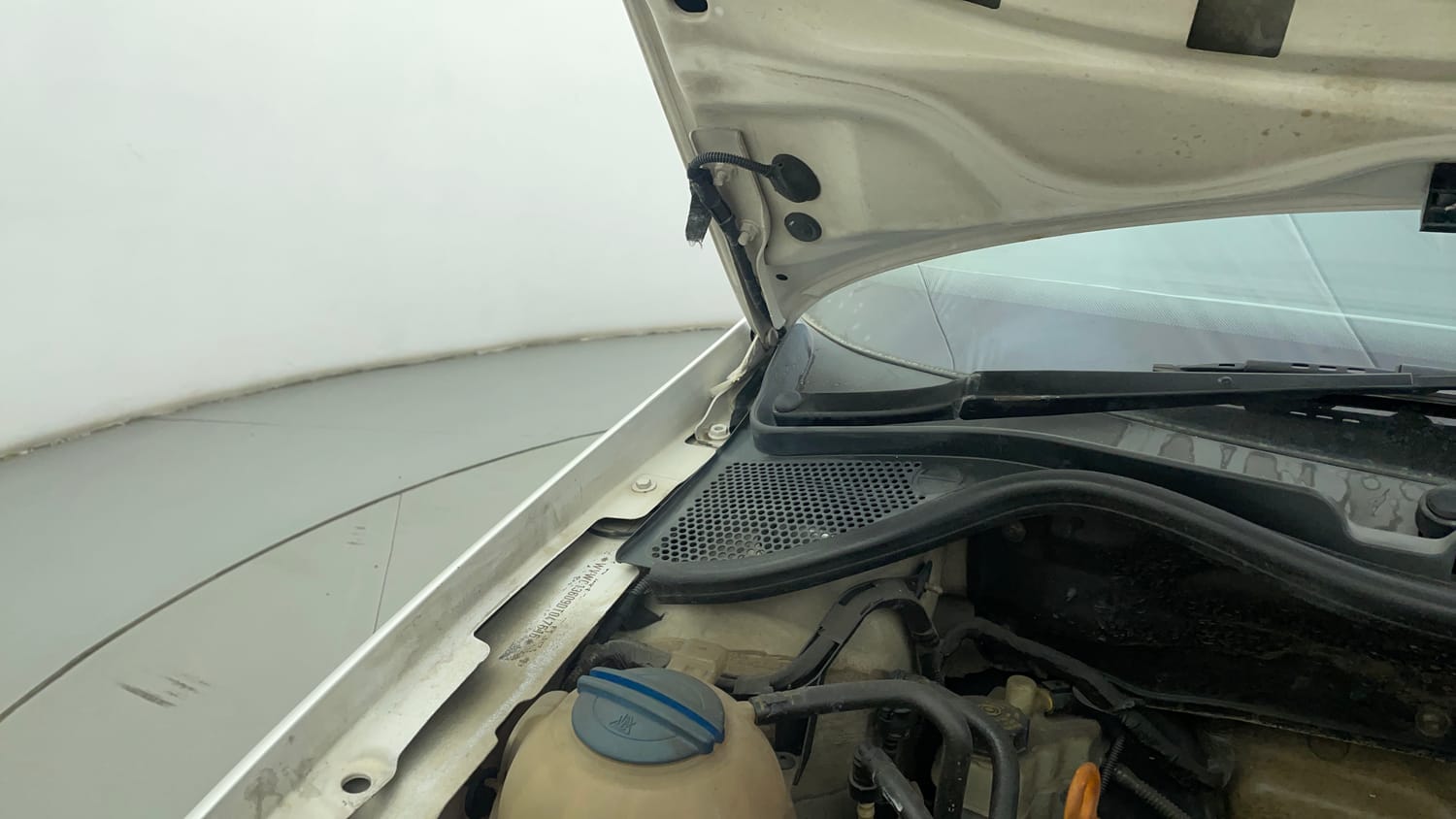 Used 2013 Volkswagen Polo Trendline 1.2L (P) Petrol Manual engine ENGINE RIGHT SIDE HINGE & APRON VIEW