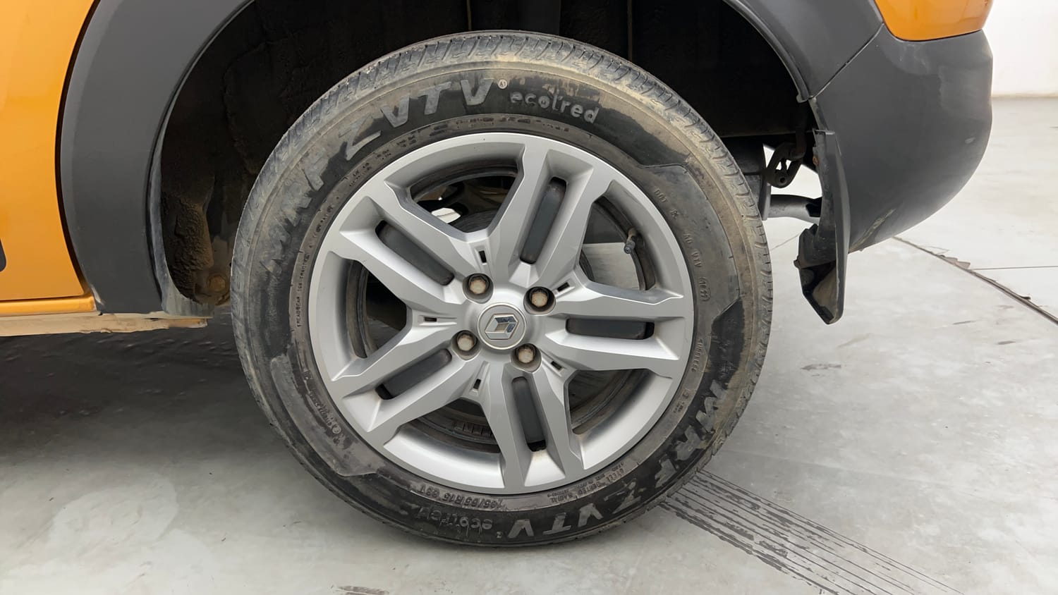 Used 2022 Renault Triber RXZ EASY-R AMT Dual Tone Petrol Automatic tyres LEFT REAR TYRE RIM VIEW