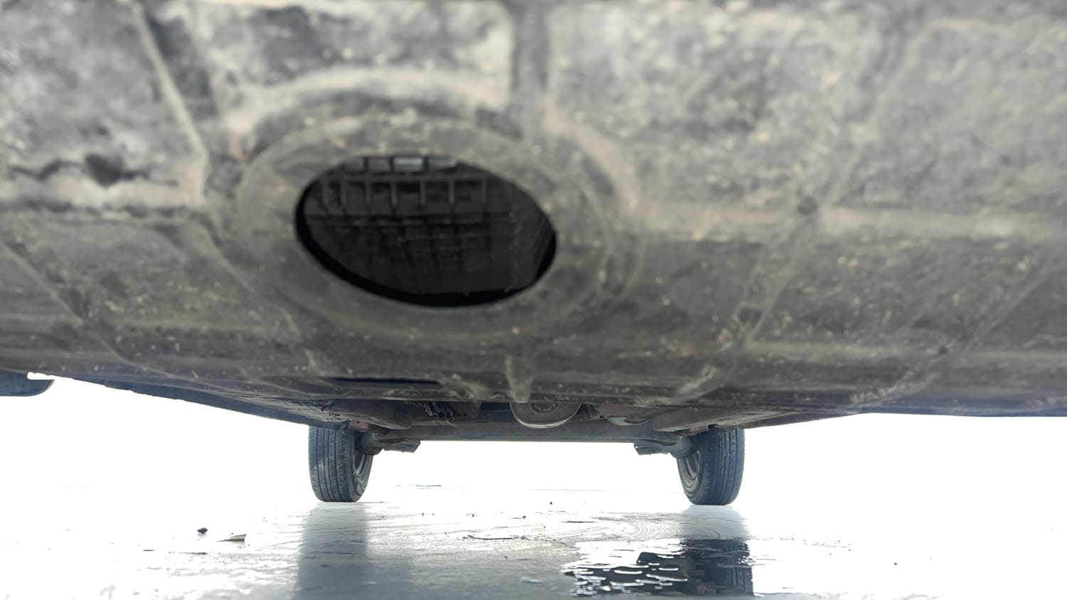Used 2018 Renault Kwid RXT (O) 1.0 SCE Edition Petrol Manual extra FRONT LEFT UNDERBODY VIEW