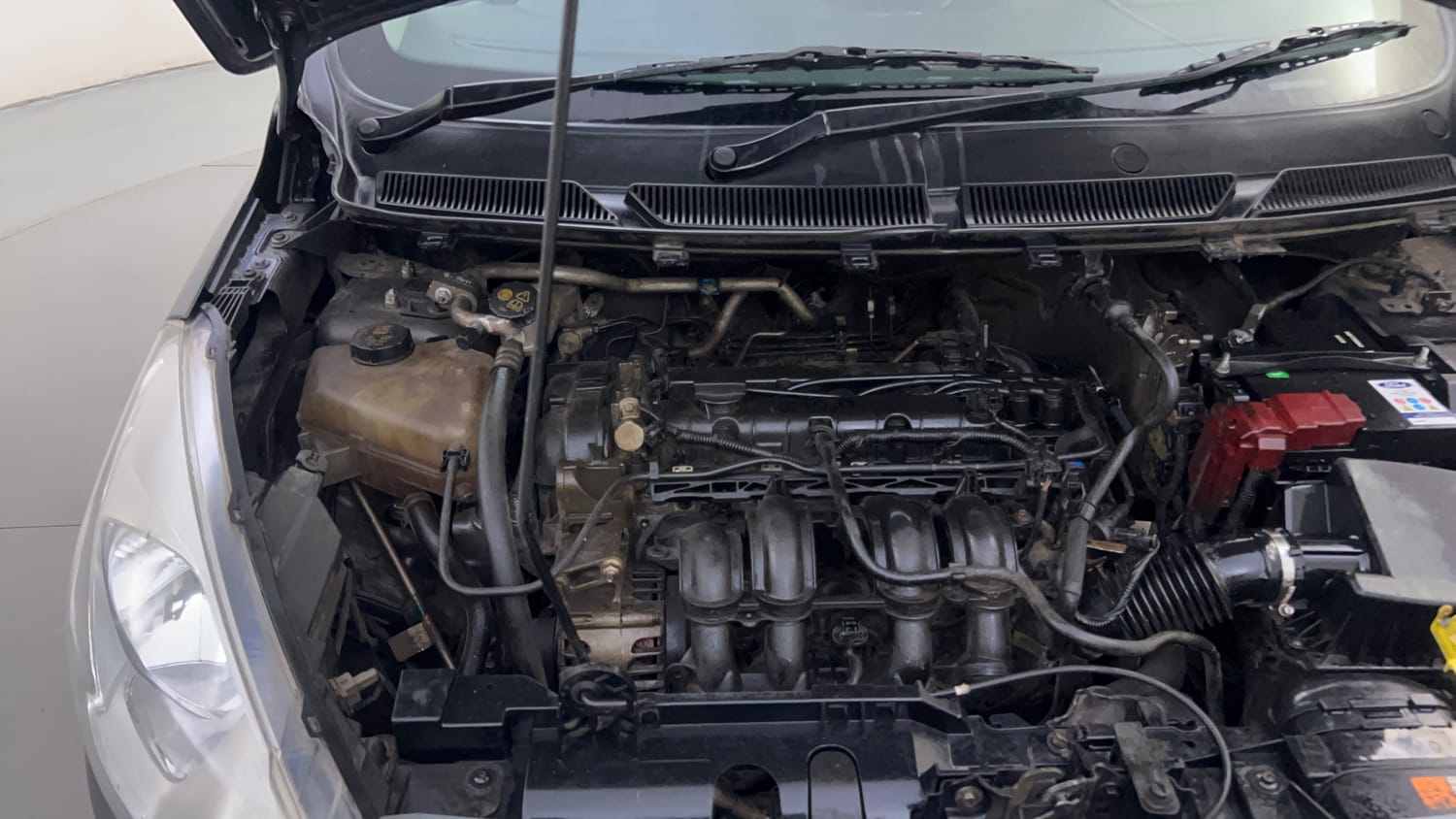 Used 2016 Ford Figo Trend 1.2 Ti-VCT Petrol Manual engine ENGINE RIGHT SIDE HINGE & APRON VIEW