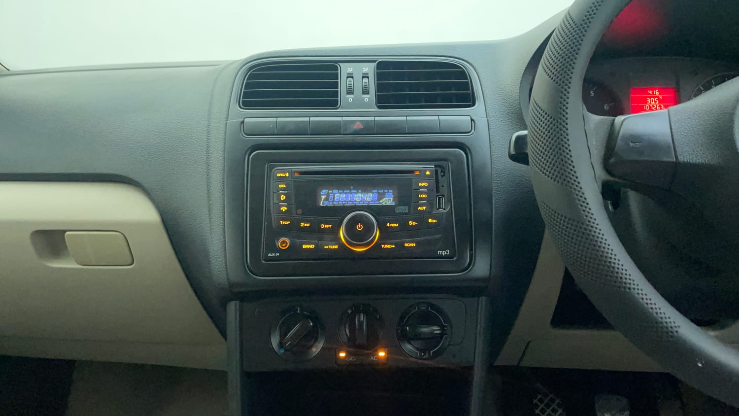 Used 2013 Volkswagen Polo Trendline 1.2L (P) Petrol Manual interior MUSIC SYSTEM & AC CONTROL VIEW