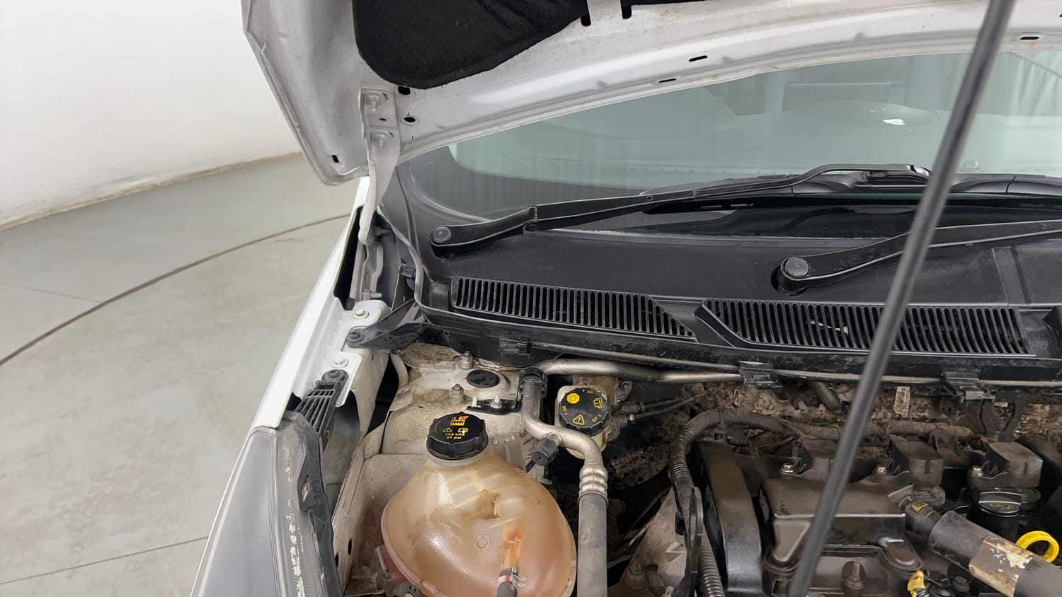 Used 2019 Ford Figo Titanium 1.2 Ti-VCT MT Petrol Manual engine ENGINE RIGHT SIDE HINGE & APRON VIEW