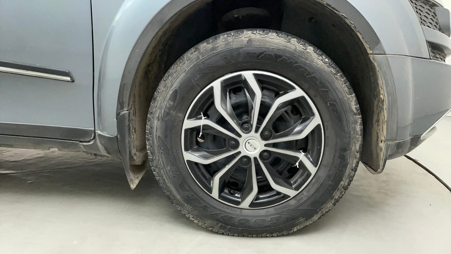 Used 2015 Mahindra XUV500 W6 Diesel Manual tyres RIGHT FRONT TYRE RIM VIEW