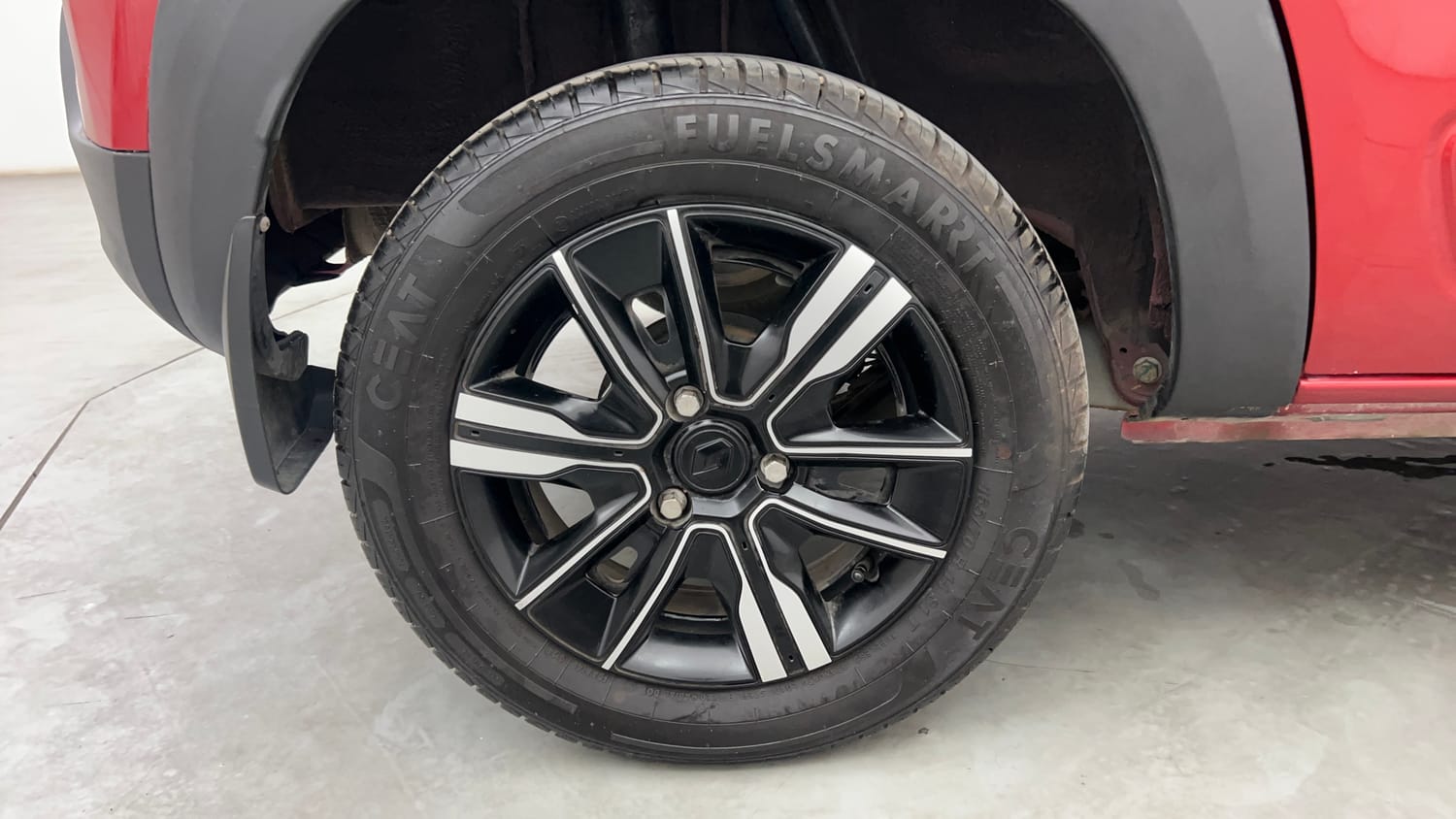 Used 2024 Renault Kwid CLIMBER 1.0 AMT Petrol Automatic tyres RIGHT REAR TYRE RIM VIEW
