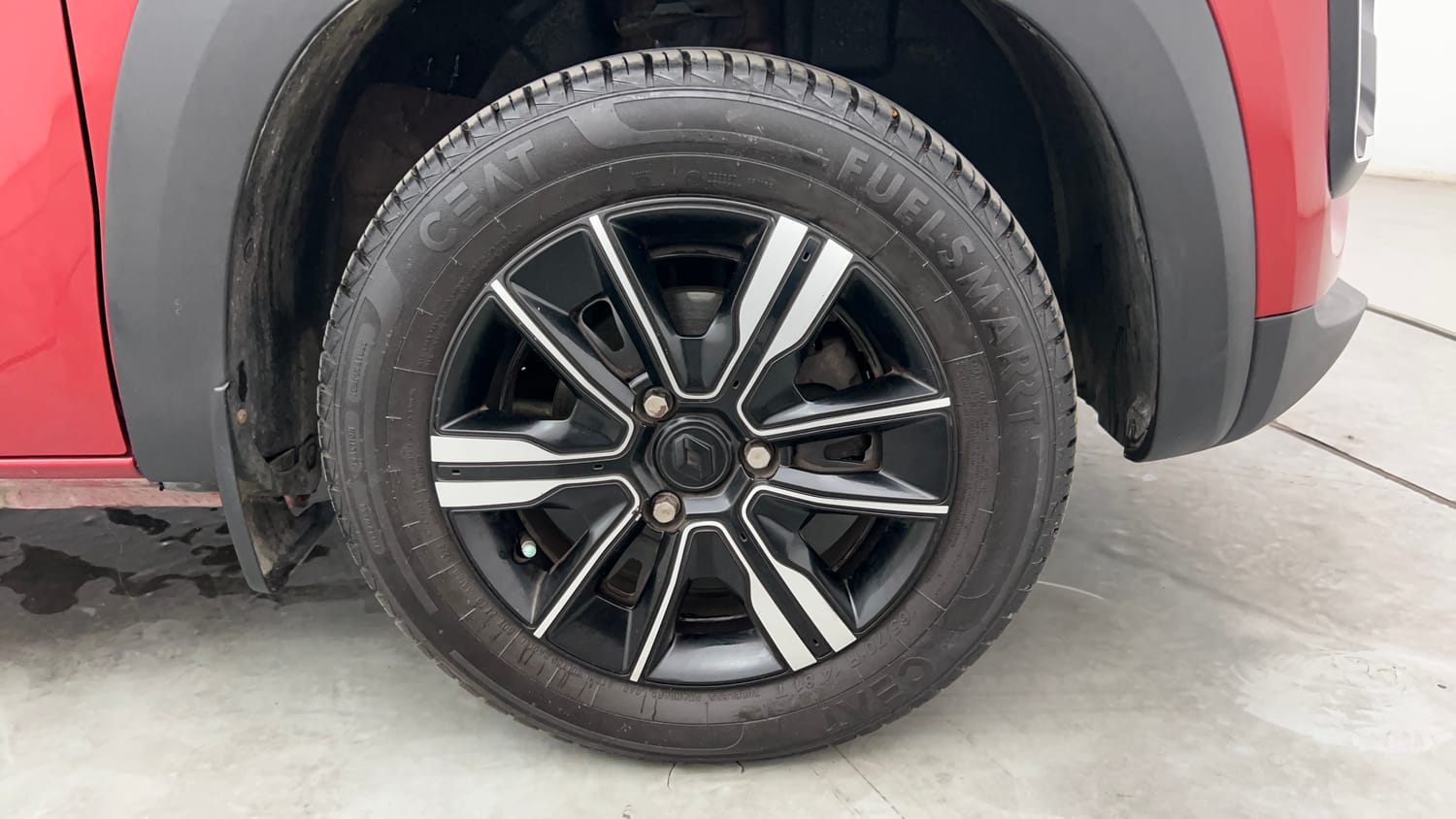 Used 2024 Renault Kwid CLIMBER 1.0 AMT Petrol Automatic tyres RIGHT FRONT TYRE RIM VIEW