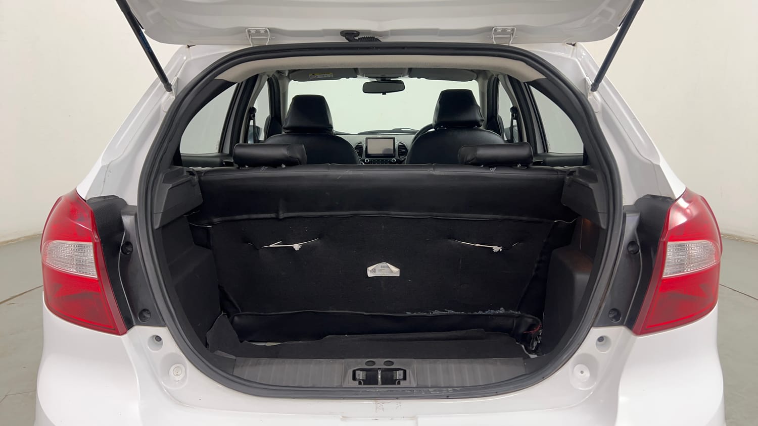 Used 2019 Ford Figo Titanium 1.2 Ti-VCT MT Petrol Manual interior DICKY INSIDE VIEW