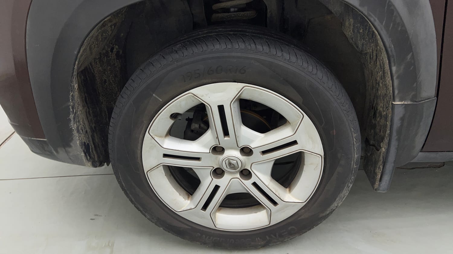 Used 2021 Renault Kiger RXT MT Petrol Manual tyres LEFT FRONT TYRE RIM VIEW
