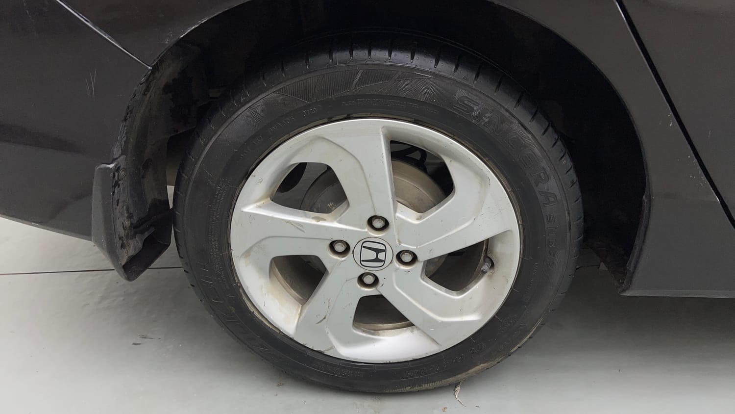 Used 2015 Honda City V Petrol Manual tyres RIGHT REAR TYRE RIM VIEW