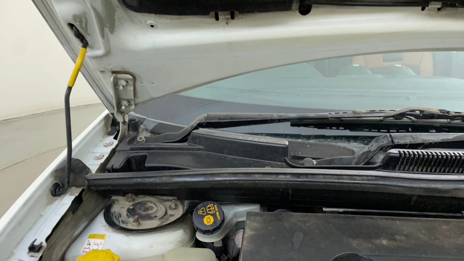 Used 2013 Ford Figo Duratec Petrol EXI 1.2 Petrol Manual engine ENGINE RIGHT SIDE HINGE & APRON VIEW