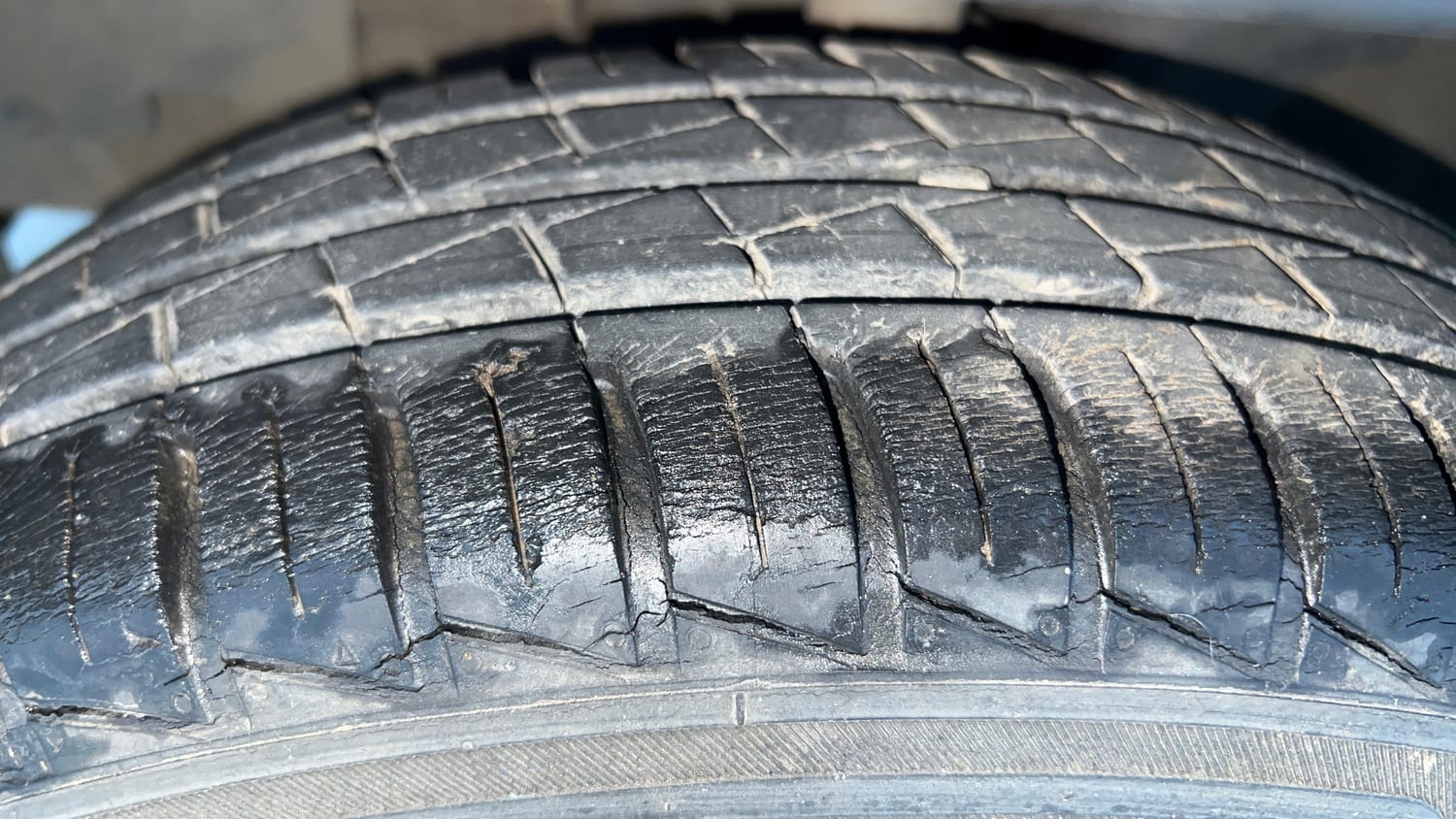 Used 2020 Renault Kwid RXT Petrol Manual tyres LEFT FRONT TYRE TREAD VIEW