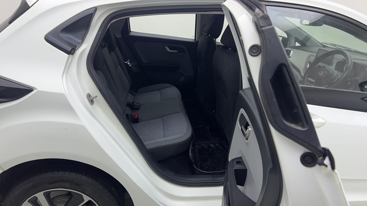 Used 2020 Tata Altroz XZ Petrol Petrol Manual interior RIGHT SIDE REAR DOOR CABIN VIEW