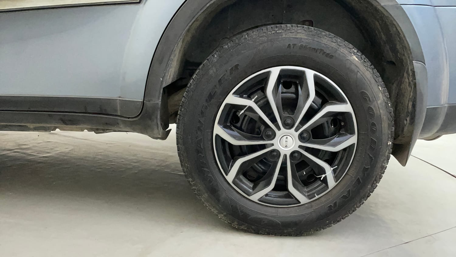 Used 2015 Mahindra XUV500 W6 Diesel Manual tyres LEFT REAR TYRE RIM VIEW