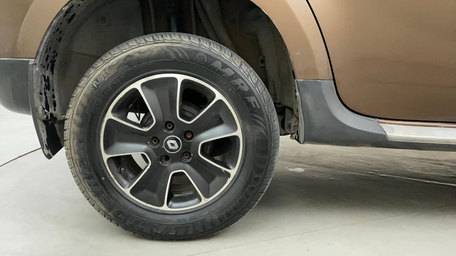 Used 2016 Renault Duster 110 PS RXZ 4X2 MT Diesel Diesel Manual tyres RIGHT REAR TYRE RIM VIEW