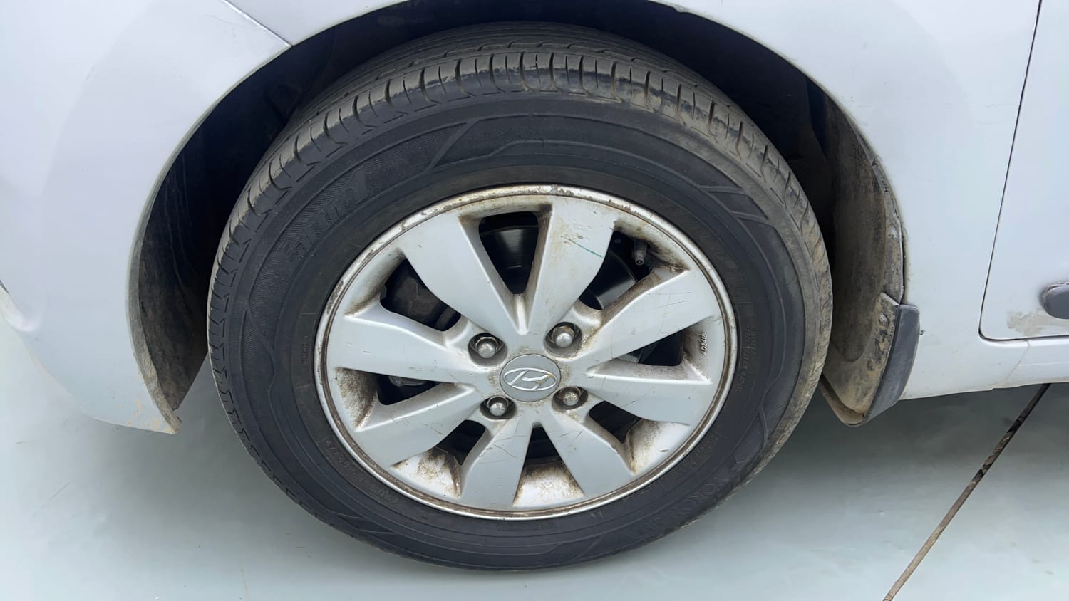 Used 2015 Hyundai Xcent S 1.2 (O) Petrol Manual tyres LEFT FRONT TYRE RIM VIEW