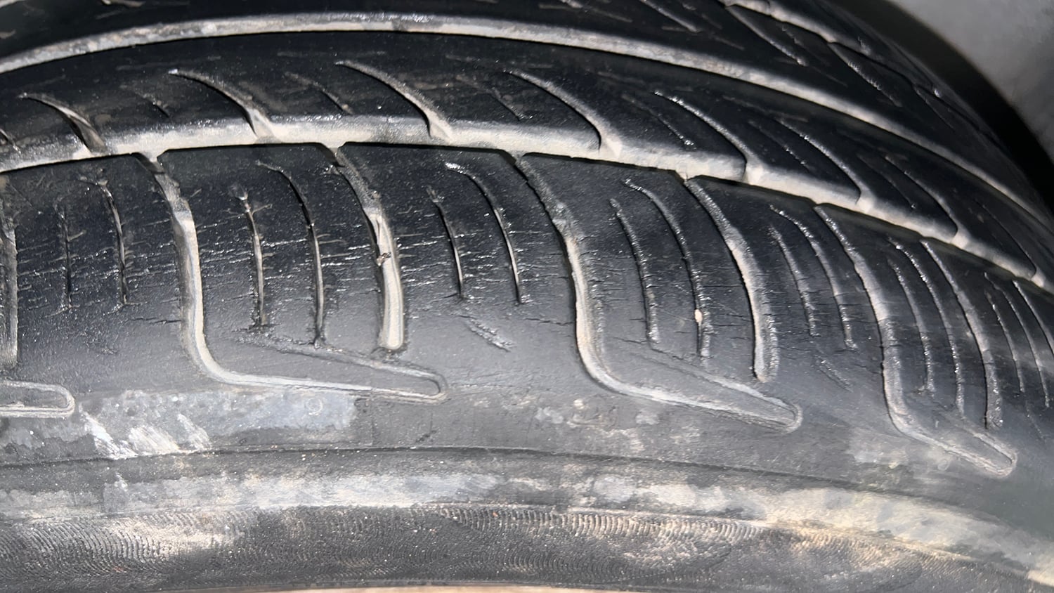 Used 2015 Volkswagen Polo Comfortline 1.2L (P) Petrol Manual tyres LEFT REAR TYRE TREAD VIEW