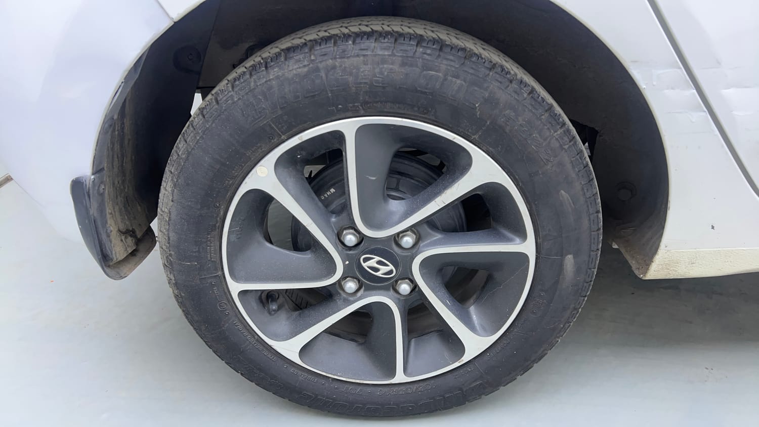 Used 2017 Hyundai Grand i10 Sportz (O) AT 1.2 Kappa VTVT Petrol Automatic tyres RIGHT REAR TYRE RIM VIEW