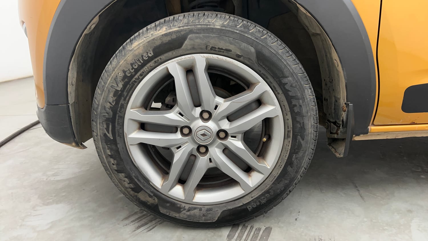 Used 2022 Renault Triber RXZ EASY-R AMT Dual Tone Petrol Automatic tyres LEFT FRONT TYRE RIM VIEW