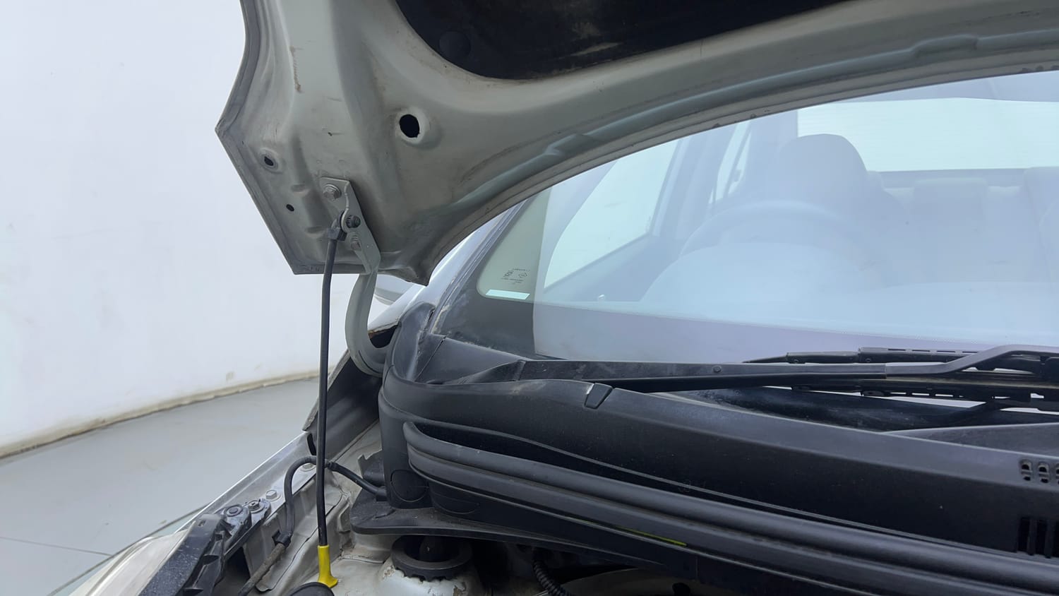Used 2015 Hyundai Xcent S 1.2 (O) Petrol Manual engine ENGINE RIGHT SIDE HINGE & APRON VIEW