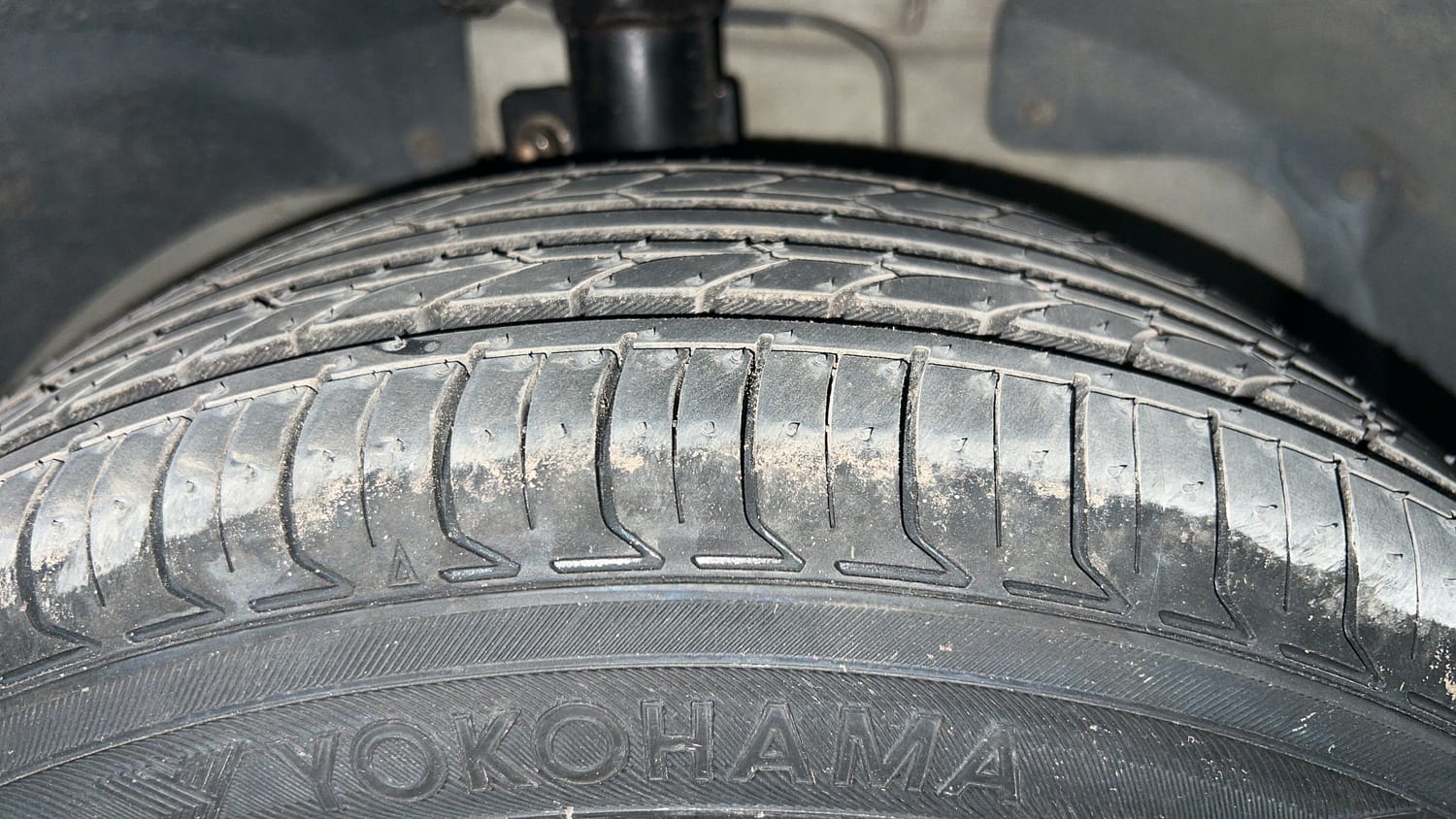 Used 2015 Ford Figo Duratec Petrol ZXI 1.2 Petrol Manual tyres RIGHT FRONT TYRE TREAD VIEW