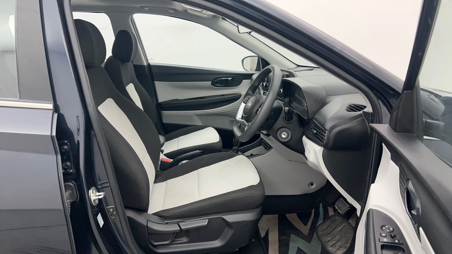 Used 2025 Hyundai i20 Sportz (O) 1.2 IVT Petrol Automatic interior RIGHT SIDE FRONT DOOR CABIN VIEW