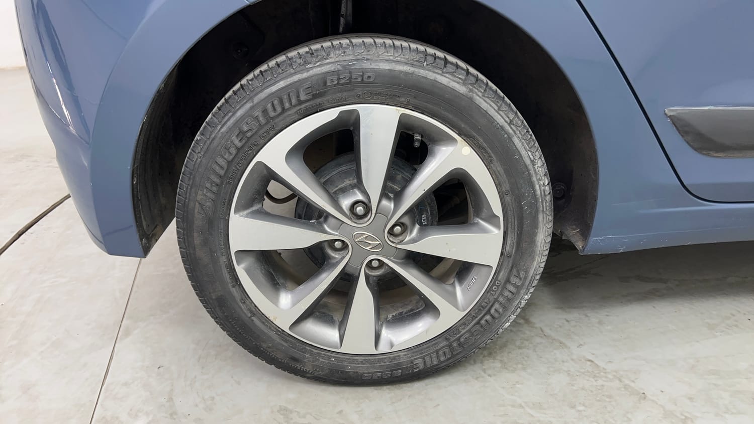 Used 2015 Hyundai Elite i20 Asta 1.2 Petrol Manual tyres RIGHT REAR TYRE RIM VIEW