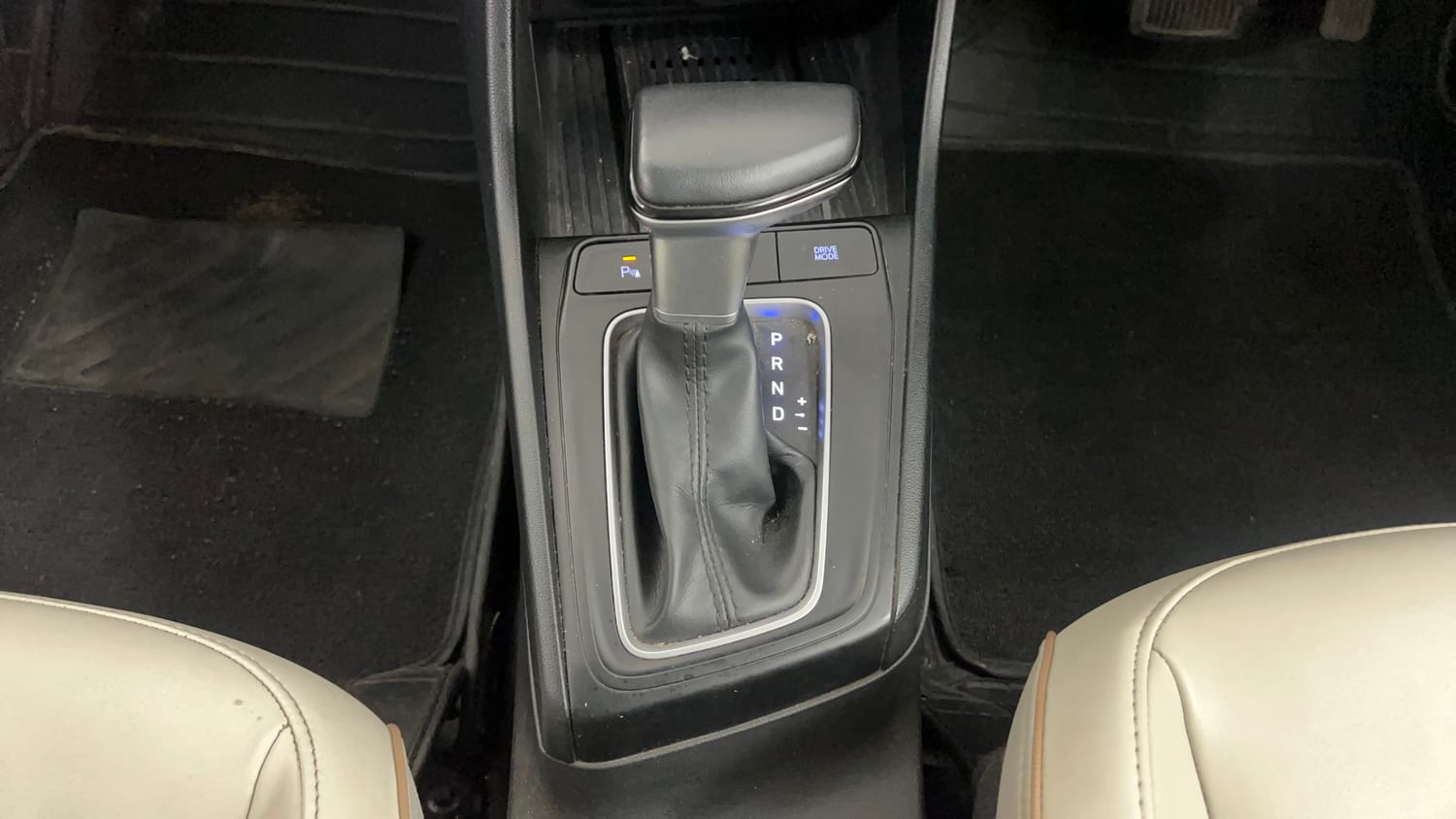Used 2023 Hyundai Verna SX (O) 1.5 Petrol IVT Petrol Automatic interior GEAR  KNOB VIEW