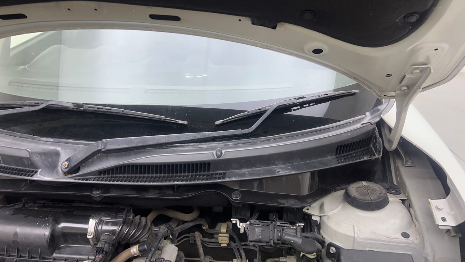 Used 2018 Maruti Suzuki Swift ZXi Plus Petrol Manual engine ENGINE LEFT SIDE HINGE & APRON VIEW